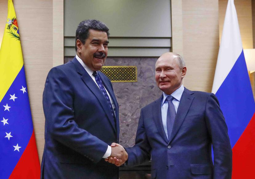 El presidente de Venezuela, Nicolás Maduro, a la izquierda, junto a Vladimir Putin, presidente de Rusia, a la derecha. (AP)