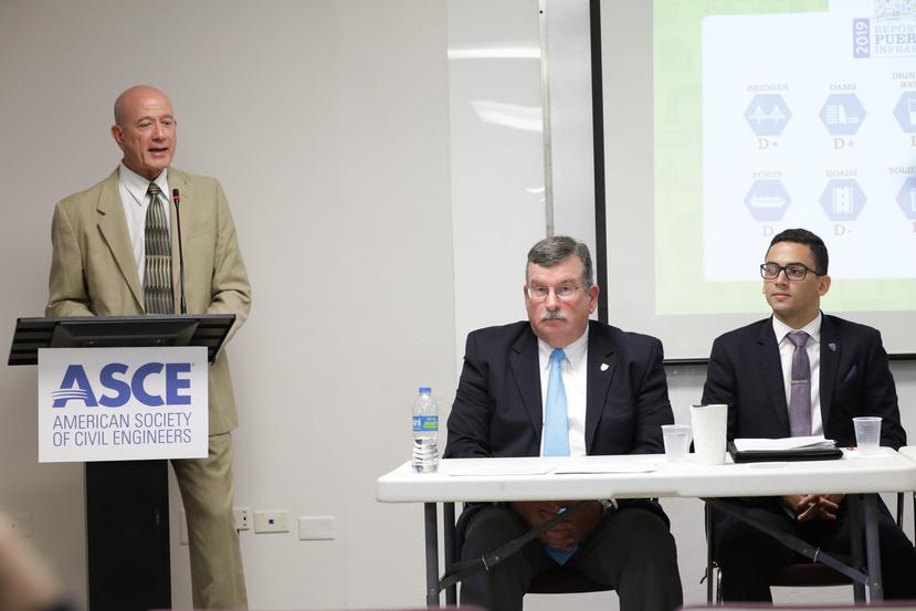 De izquierda a derecha, el senador Larry Seilhamer, Brian Mckeelan, miembro Junta Directores de ASCE y Héctor Colón De la Cruz, Presidente del Capítulo de Puerto Rico de ASCE. (Suministradas)