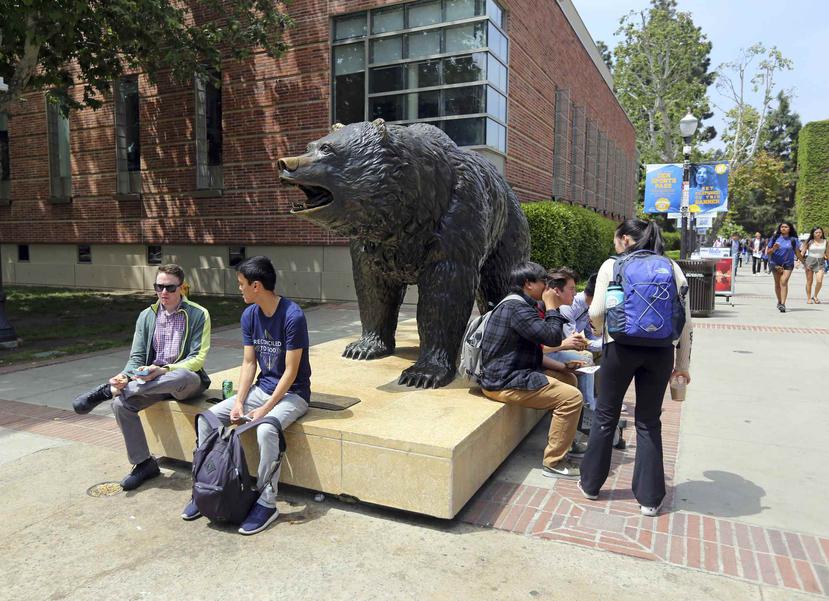 Varias personas conversan en el campus de la Universidad de California, campus Los Ángeles, el viernes 26 de abril de 2019. (AP/Reed Saxon)