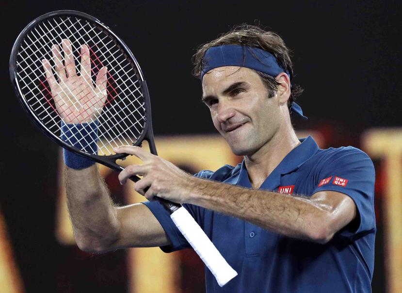Roger Federer levantó su raqueta y agradeció al público. (AP)