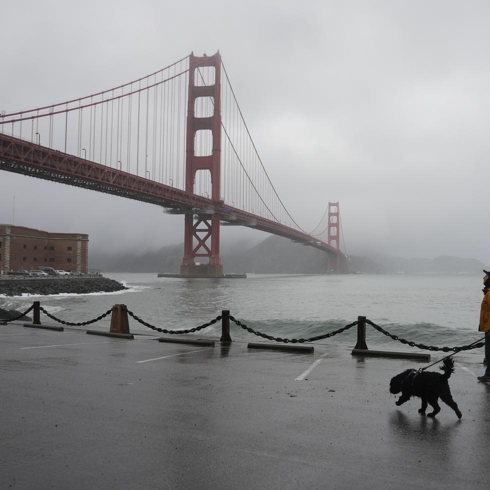 Las autoridades emitieron avisos por inundaciones menores en partes del area de la bahía de San Francisco y alrededor de la bahía de Monterey.