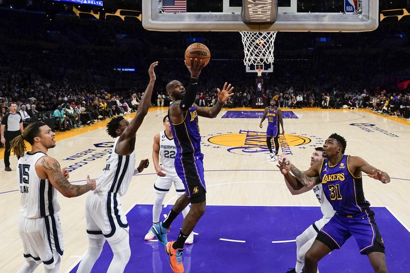 LeBron James, estrella de los Lakers, ataca el canasto en el partido ante los Grizzlies.