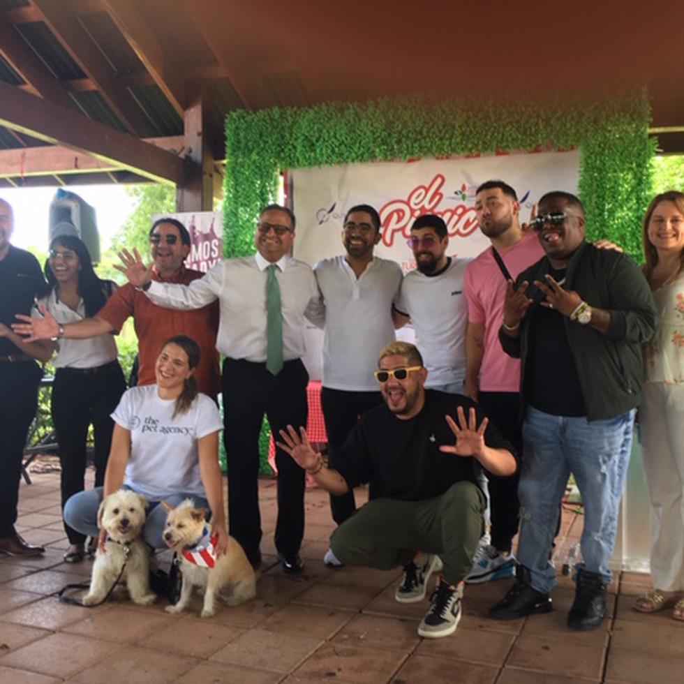 En la fotografía, Sebastián Castro, productor de Quimera Events; el alcalde de Caguas, William Miranda Torres, Los Rivera Destino, Abrante y representantes de Pet Friendly.