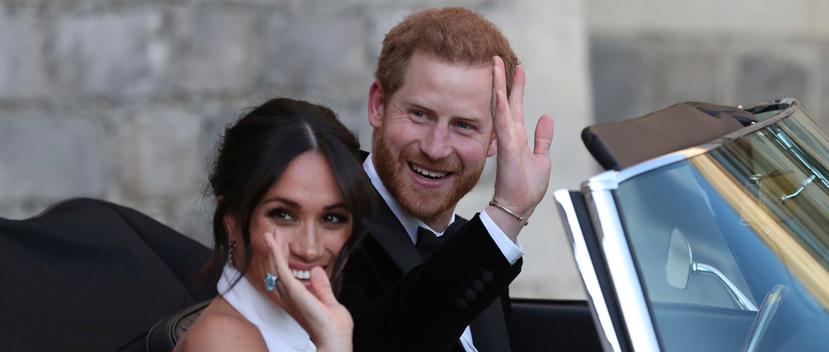 Meghan Markle luce en su mano derecha el anillo que perteneciera a Diana de Gales, al partir hacia la recepción donde se celebraron su boda. (Foto: AP)