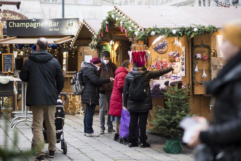 Varias personas, con mascarilla para protegerse del coronavirus, visitan un marcado navideño en Austria, Viena, el 17 de noviembre de 2021.