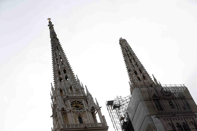 Daños en una aguja de la catedral de Zagreb tras un sismo en Croacia. (AP)