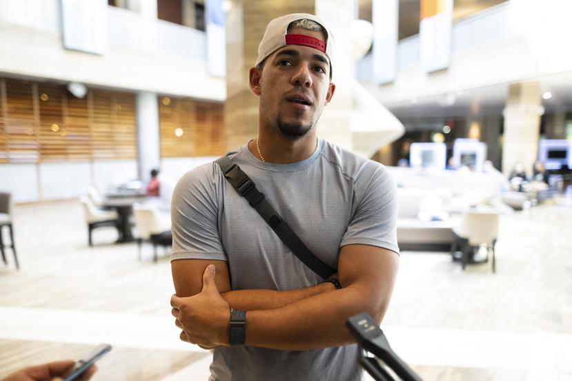 José Berríos a su salida del hotel de la novena de Puerto Rico, antes de reportarse a los entrenamientos de los Blue Jays de Toronto.