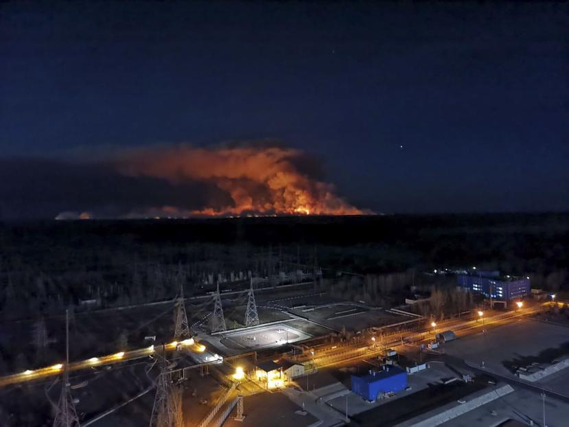 En esta imagen tomada desde la azotea de la central nuclear de Chernóbil, en Ucrania, el viernes 10 de abril de 2020, se ve un incendio forestal cerca de la planta en la zona de exclusión. (Oficina de Prensa de la Policía de Ucrania via AP)