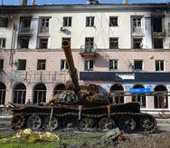 Un tanque destruido y un edificio de apartamentos dañado por los intensos combates se ven en un área controlada por las fuerzas separatistas respaldadas por Rusia en Mariupol, Ucrania, el 26 de abril de 2022.