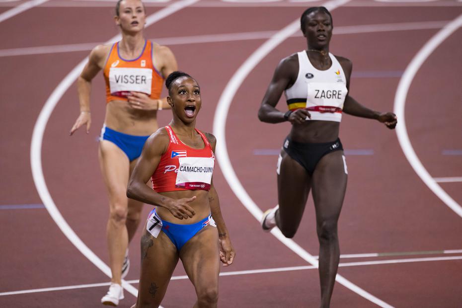 Jasmine Camacho-Quinn reacciona sorprendida tras establecer un nuevo récord olímpico en los 100 metros con vallas en la carrera semifinal el 1 de agosto en Tokio.