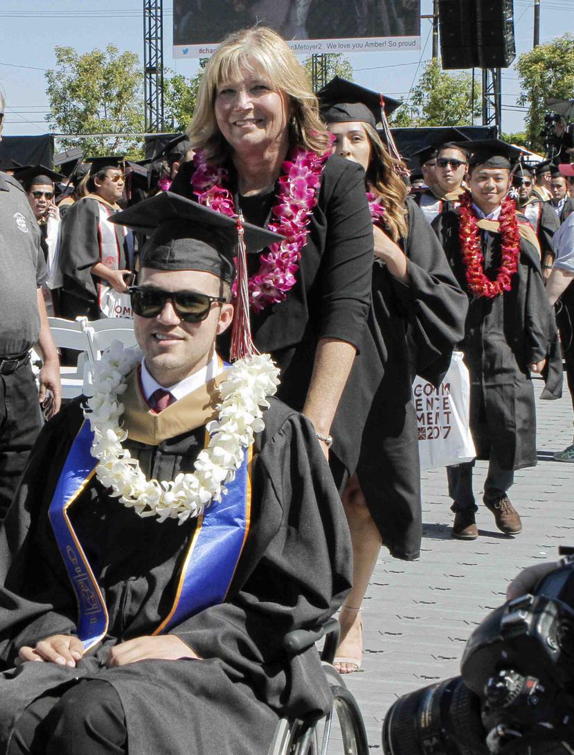 Judy O'Connor, maestra retirada, empujó la silla de ruedas de su hijo Marty para que éste recibiera su diploma en la graduación. (AP)