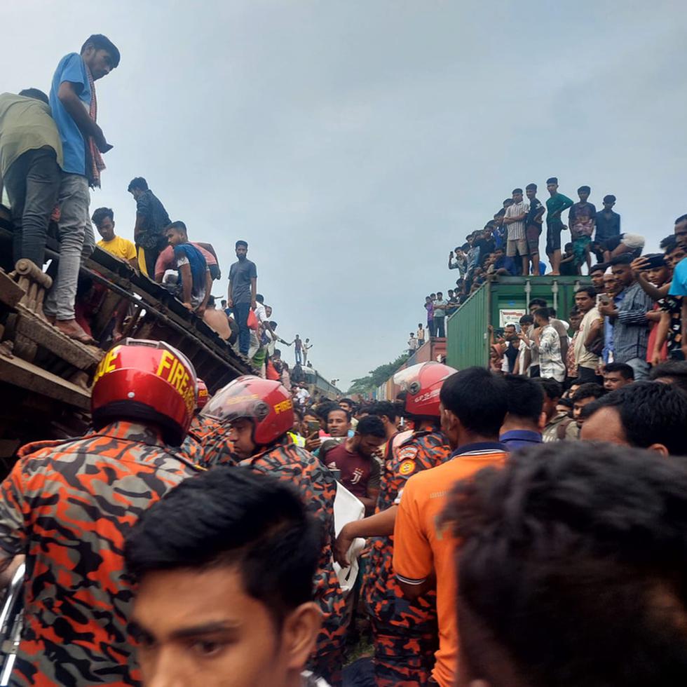 Rescatistas y otras personas después de que un tren de carga chocó contra un tren de pasajeros en Bhairab, Bangladesh.