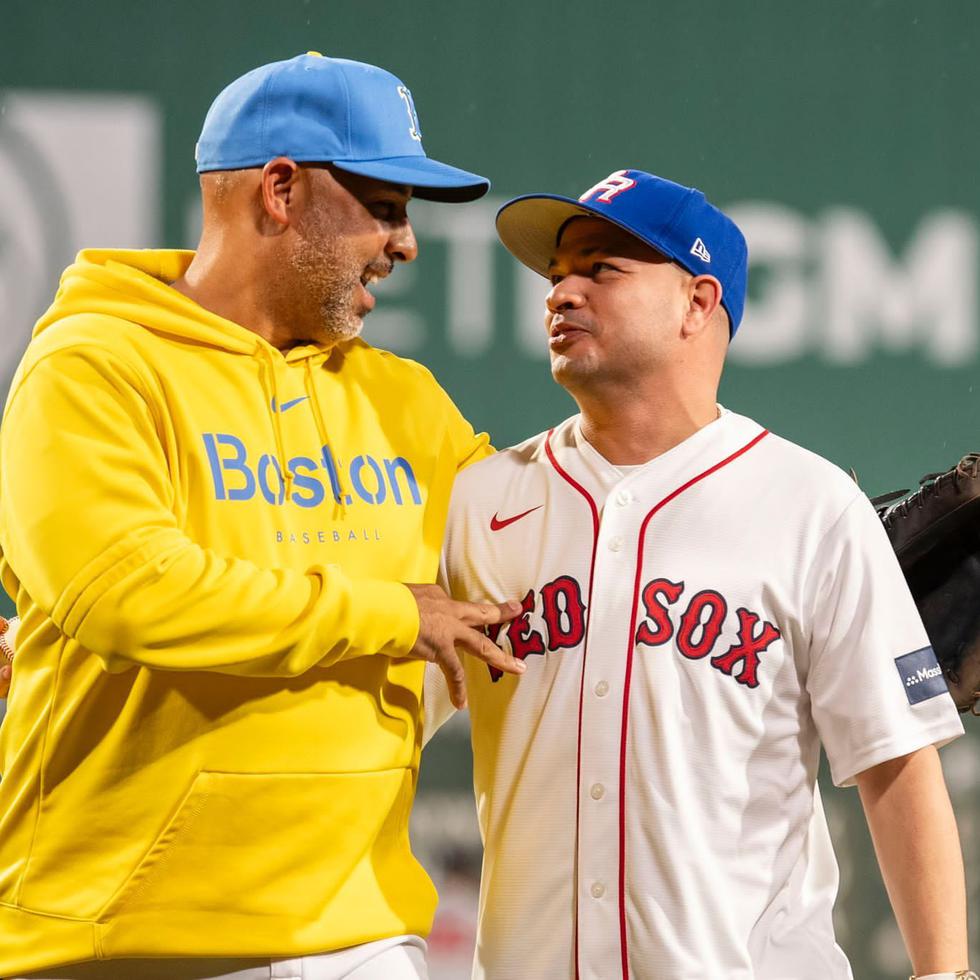 Jowell, a la derecha, hizo el primer lanzamiento en un juego de los Red Sox de Boston el pasado 25 de julio. Le acompaña Alex Cora, dirigente del equipo de béisbol.