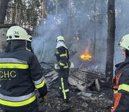 En esta imagen, proporcionada por los Servicios de Emergencia de Ucrania, rescatistas trabajan en la extinción de un incendio tras un ataque ruso en la región de Kiev, Ucrania, el 6 de septiembre de 2023.