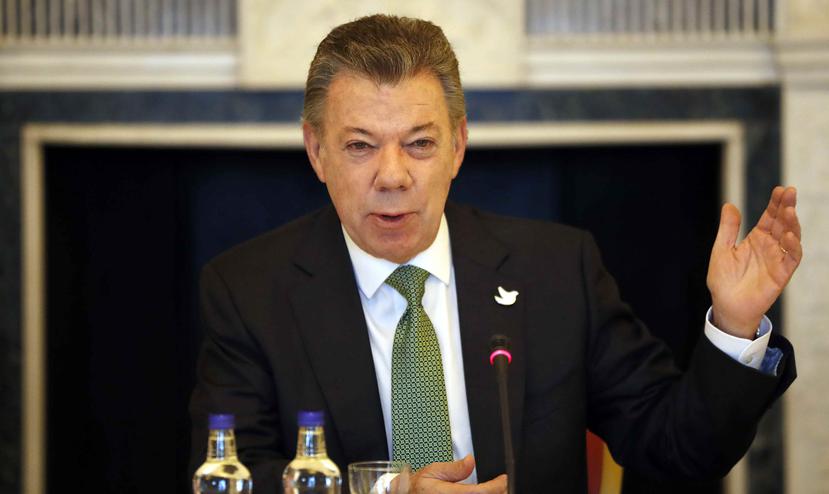 Horas antes de que se anunciara el nuevo acuerdo, el presidente de Colombia, Juan Manuel Santos, convocó a una reunión "urgente" al expresidente Álvaro Uribe, líder del opositor Centro Democrático. (The Associated Press)