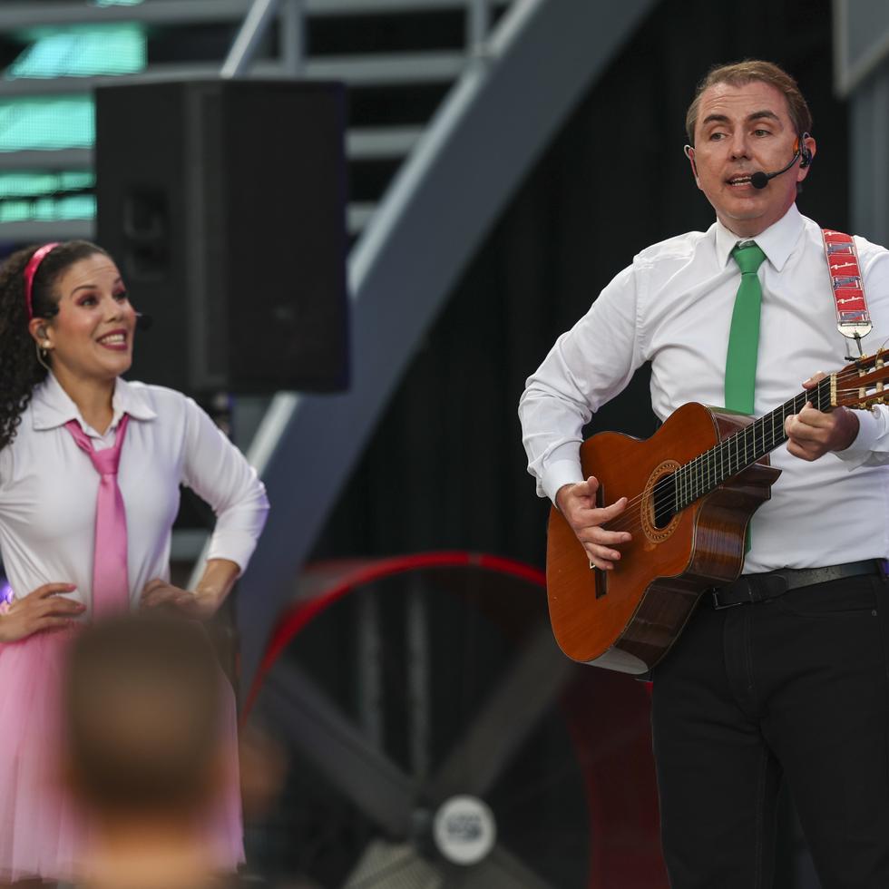 Víctor y Clara cantaron junto a decenas de niños en el Distrito T-Mobile durante la presentación de su nuevo álbum.