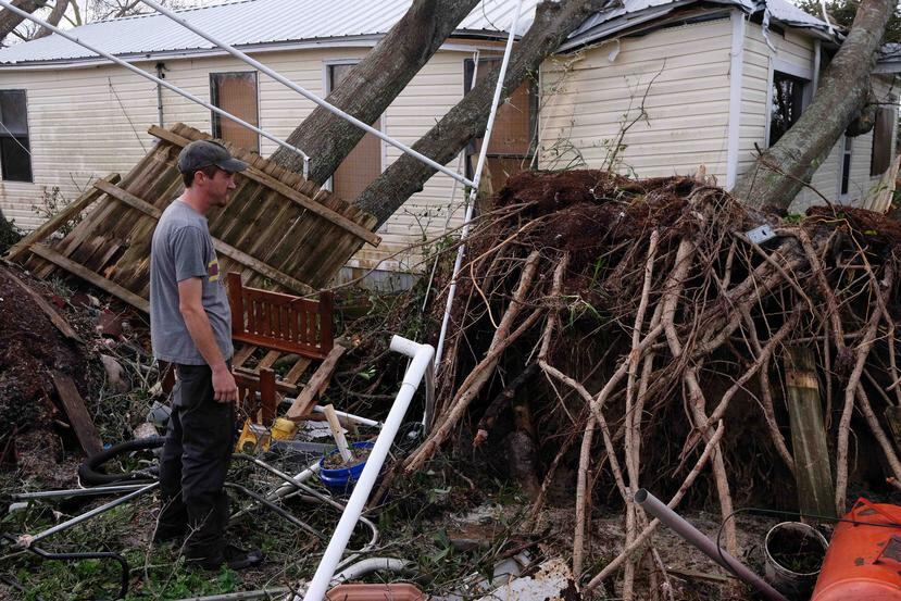 Alan Bedore examina el daño a su patio después de la llegada del huracán Michael a Callaway, Florida. (Agencia EFE)