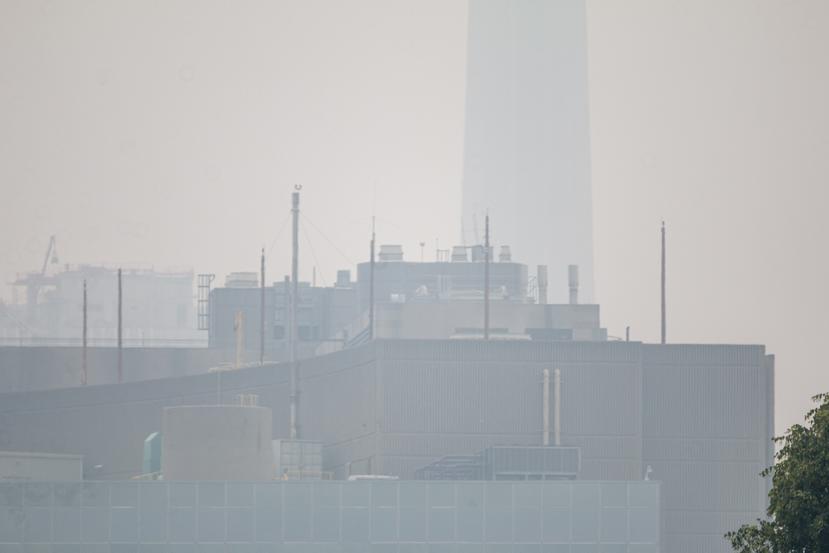 Fotografía de la icónica Torre CN (al fondo) prácticamente invisible debido al humo de los incendios forestales de la provincia de Quebec, desde una calle en el centro de la ciudad de Toronto, Canadá. EFE/Julio César Rivas