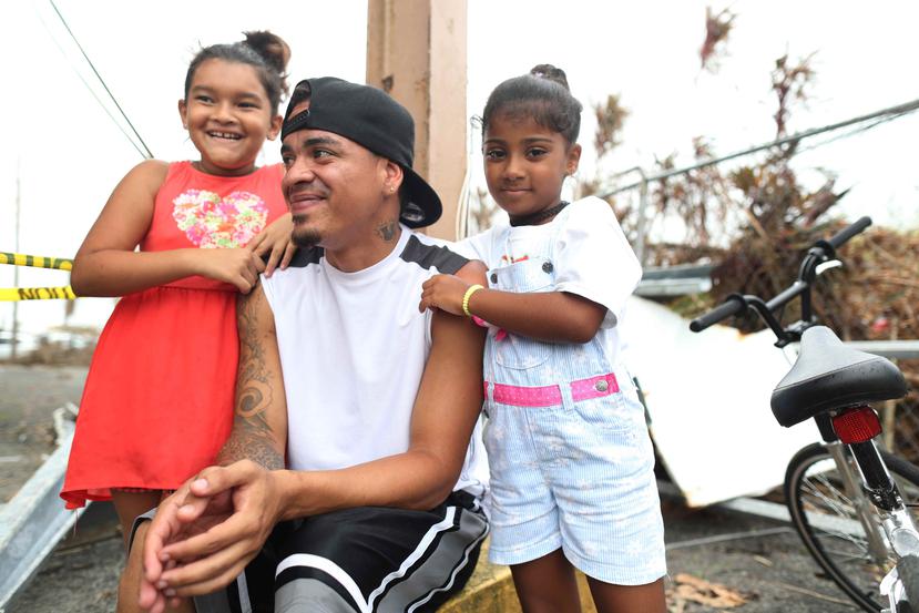 Daniela Cruz (izq.) y su prima Midielis Jiménez, junto al papá de Daniela, Carlos, relataron momentos de terror durante el paso del huracán María por Las Piedras.
