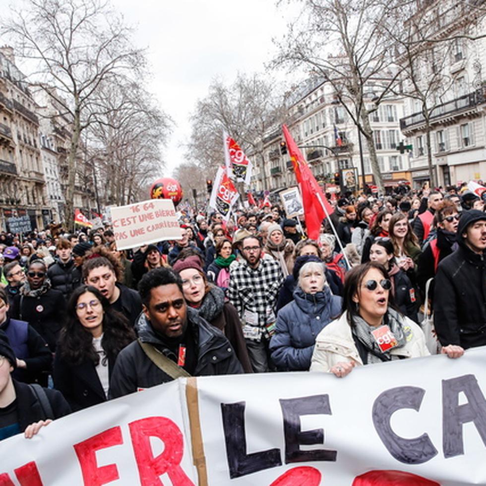 París.- Miles de manifestantes recorrieron hoy de nuevo las calles de París en señal de protesta contra la reforma de pensiones que impulsa el Gobierno. EFE/EPA/TERESA SUAREZ.
