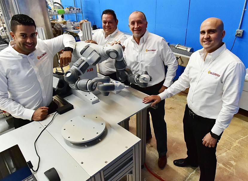 Desde la izquierda, los ingenieros Nataniel ALmanzar, José Dennis Santiago, José Maldonado (fundador y presidente de Hi-Tech Products) y el gerente de ventas Wilfred Rosa.