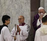 El papa Francisco se limpia la nariz mientras celebra la misa del Miércoles de Ceniza que da inicio a la Cuaresma. (AP)