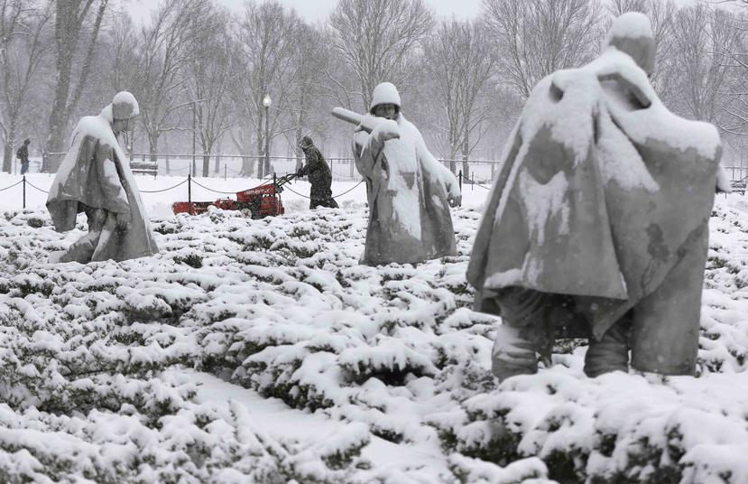 La nieve cubre el monumento en honor a los veteranos de la Guerra de Corea en Washington mientras se acerca lluvia y nieve a una amplia zona en EE.UU. (AP Photo/Carolyn Kaster)