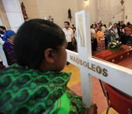 Ciudadanos participan en una misa en honor a los dos sacerdotes jesuitas asesinados en la iglesia San Francisco Javier de la comunidad de Cerocahui, municipio de Urique, estado de Chihuahua.