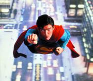 DC Comics detalló que, como su padre, Jon Kent también es reportero, y explicó que este personaje entabla una amistad con un compañero periodista llamado Jay Nakamura con quien, posteriormente, empezará una relación romántica. En la foto, Christopher Reeve como Superman (Clark Kent).