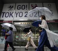 Japoneses recorren las calles de Tokio con sombrillas.