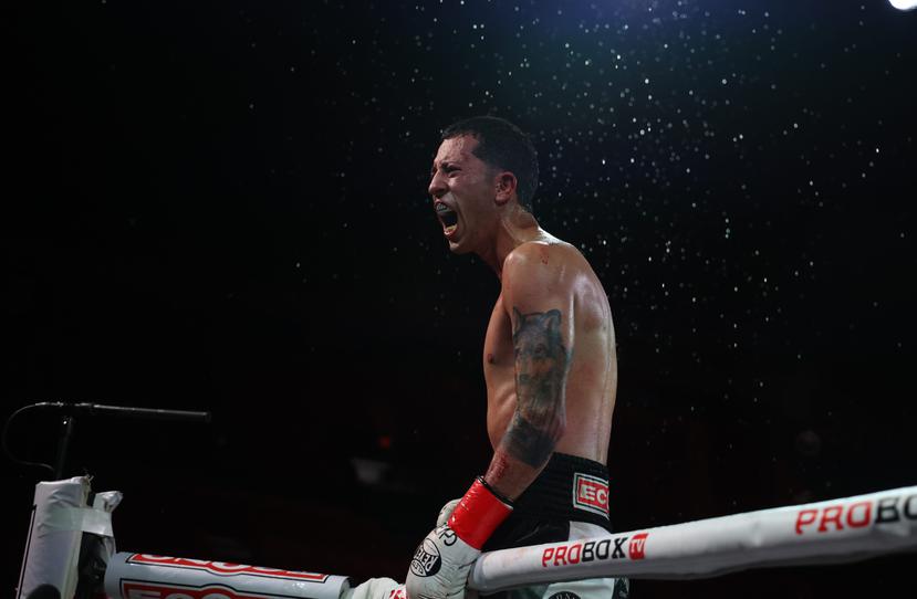 Bryan Chevalier celebra eufórico su victoria sobre César Súarez en la pelea estelar en el Coliseo Roberto Clemente.
