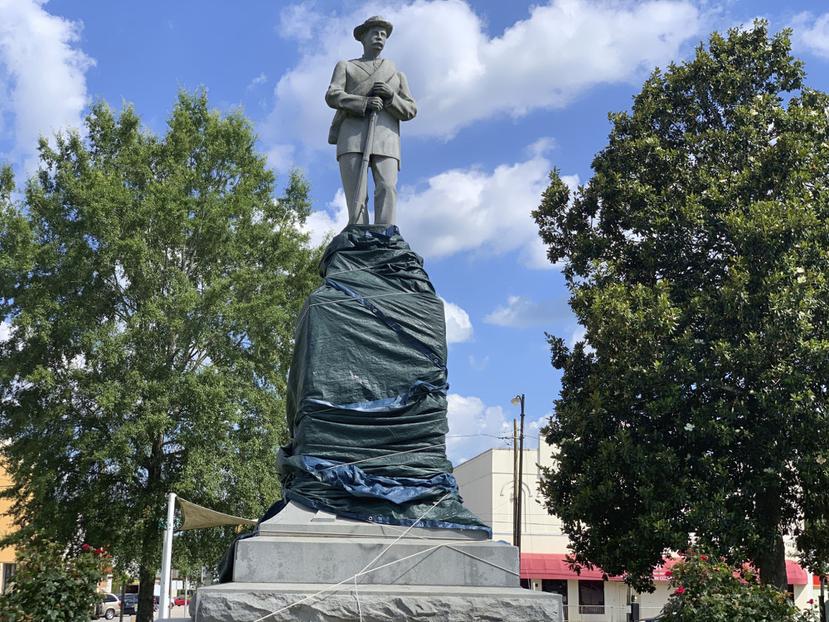 Un monumento confederado en Tuskegee, Alabama, con la base envuelta en lonas, el 12 de junio de 2020. (Foto AP/Kim Chandler)