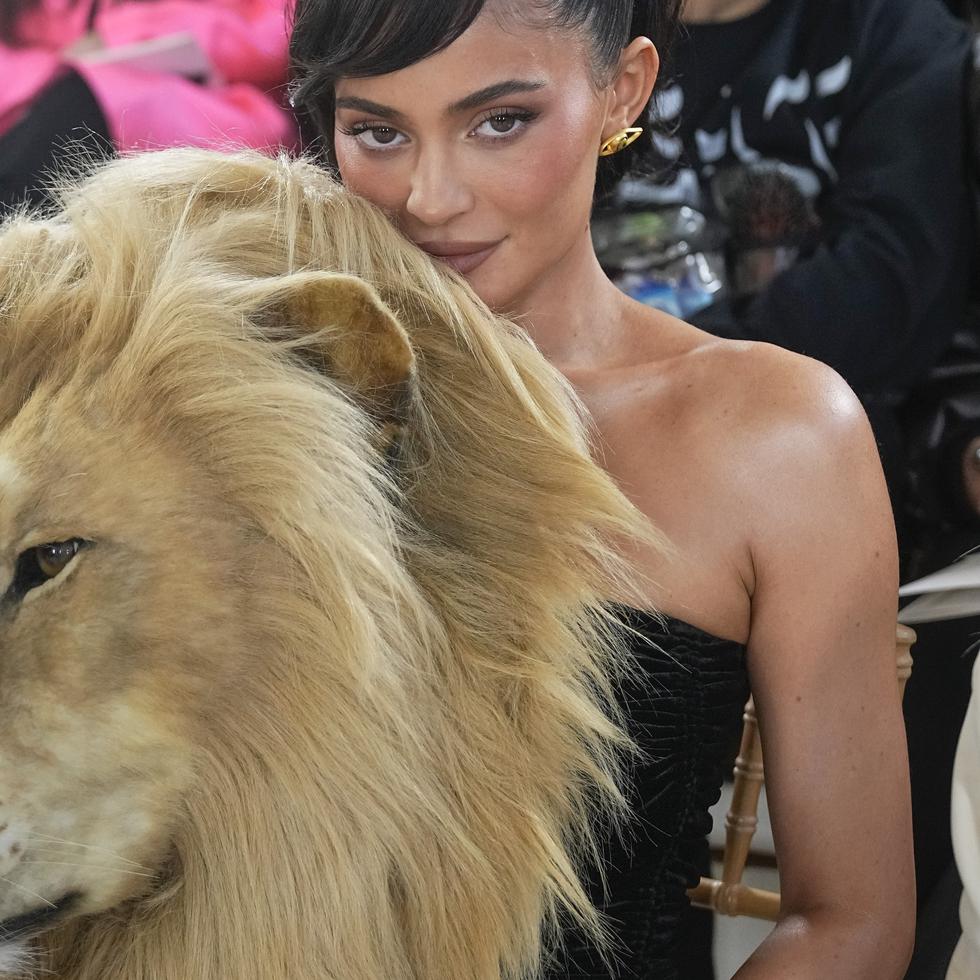 El controversial vestido con el que Kylie Jenner asistió al desfile de Schiaparelli.