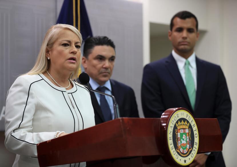 La gobernadora Wanda Vázquez aseguró que la renuncia de Javier Rivera Ríos (a la derecha de Vázquez) respondió a asuntos personales. (GFR Media)