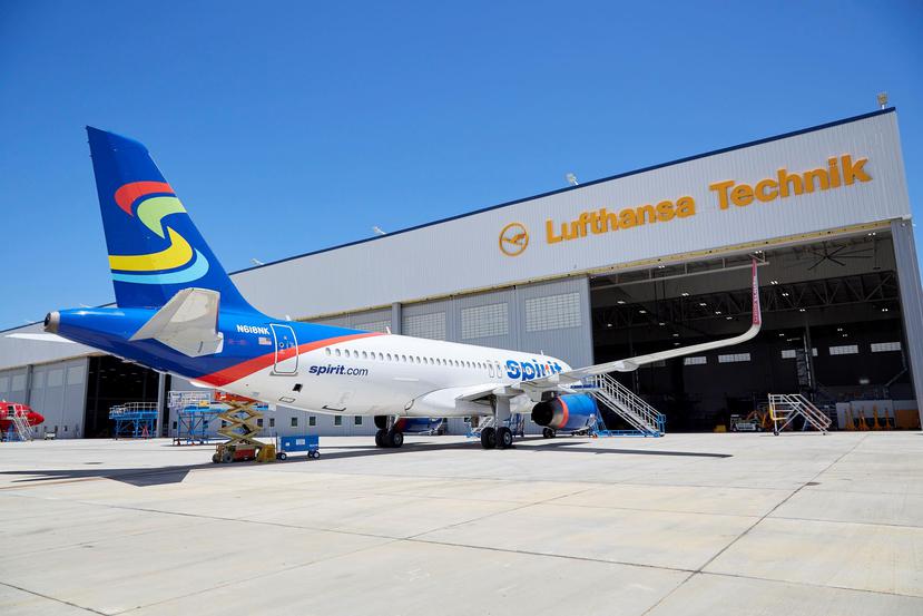 A la derecha, un avión comercial Airbus A320 de la aerolínea Spirit entra a uno de las hangares de mantenimiento de Lufthansa Technik, en Aguadilla. (Suministrada)