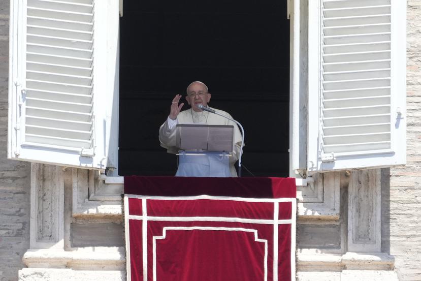El Papa Francisco desde la ventana de su estudio con vista a la Plaza de San Pedro.
