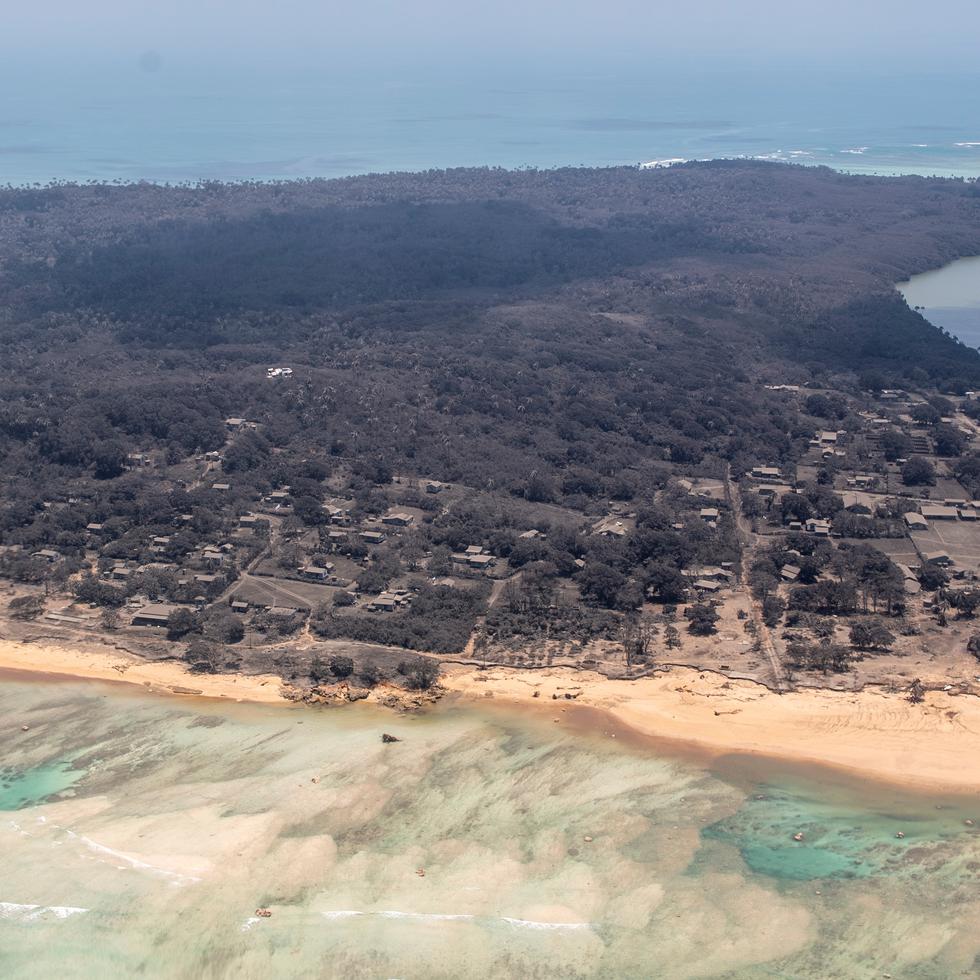 Imágen aérea que muestra las consecuencias de la erupción y el tsunami en Tonga.
