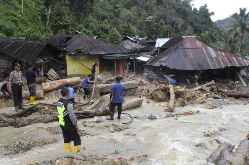 La escena después de los deslaves en el distrito Mandailing Natal en Sumatra. (AP)