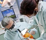 Históricamente, las oficinas dentales han seguido estrictas medidas de seguridad al atender a sus pacientes.