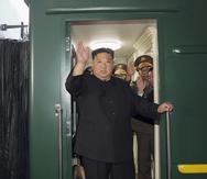En esta imagen, tomada el 10 de septiembre de 2023 y distribuida por el gobierno de Corea del Norte, muestra al líder norcoreano, Kim Jong Un, saludando desde un tren en Pyongyang, Corea del Norte, antes de partir hacia Rusia. (Agencia Central de Noticias de Corea/Korea News Service vía AP)