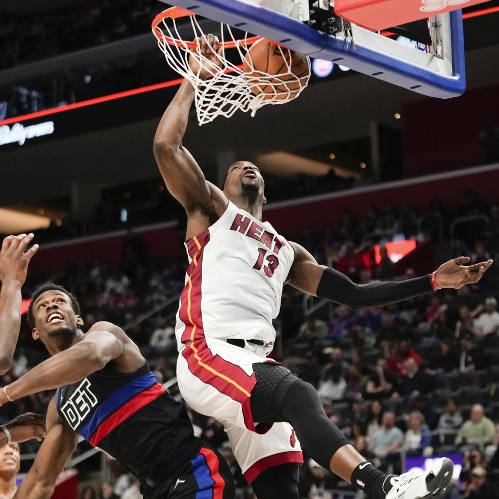 Bam Adebayo (13), del Heat de Miami, clava el balón superando a Isaiah Stewart (28) y Jalen Duren (0) en la primera mitad del juego de baloncesto de la NBA.
