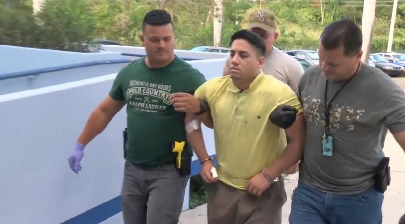 Pedro Ángel González Pérez (centro) fue trasladado a un hospital para recibir atención médica. (Suministrada)