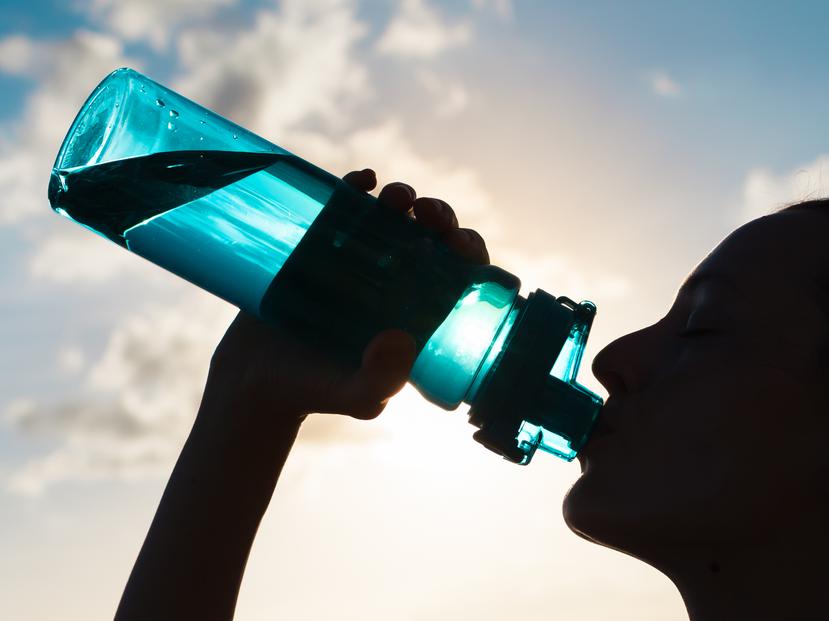 Es importante mantener una buena hidratación para evitar complicaciones de salud.