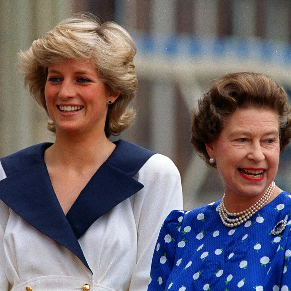 En esta foto del 4 de agosto de 1987, Diana, princesa de Gales, y la reina Elizabeth II de Gran Bretaña sonríen a las personas que las esperan afuera de la Residencia Clarence reunidas por el cumpleaños de Isabel, la reina madre, en Londres.