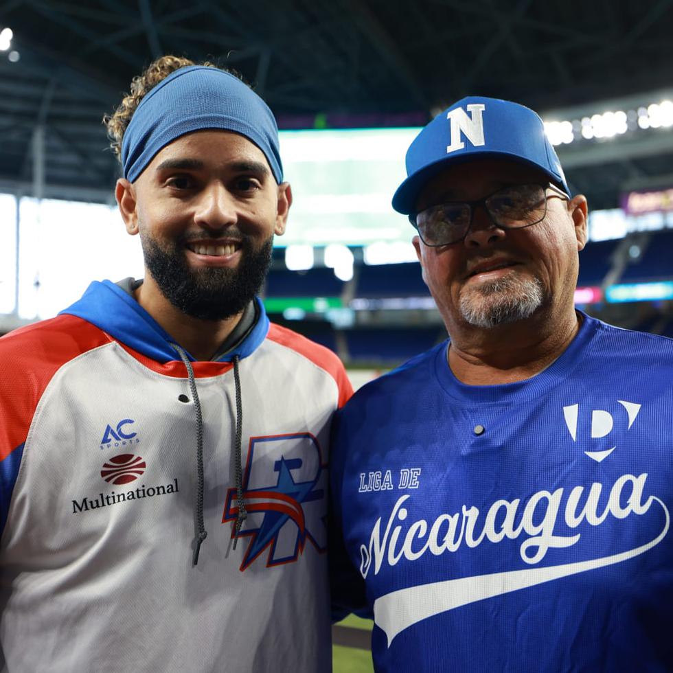 Jack López y su padre Juan "Porky" López compartieron previo al juego inaugural de la Serie del Caribe entre Puerto Rico y Nicaragua en Miami.
