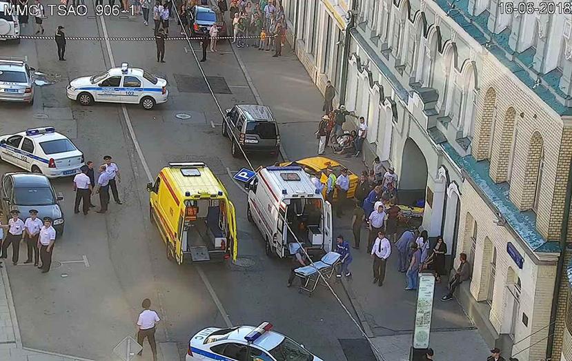 El atropello tuvo lugar en una calle, adyacente a la Plaza Roja, cuando el taxi se subió a la acera, y los heridos serían dos mujeres mexicanas, dos azerbaiyanos, dos rusos y un ucraniano. (AP)