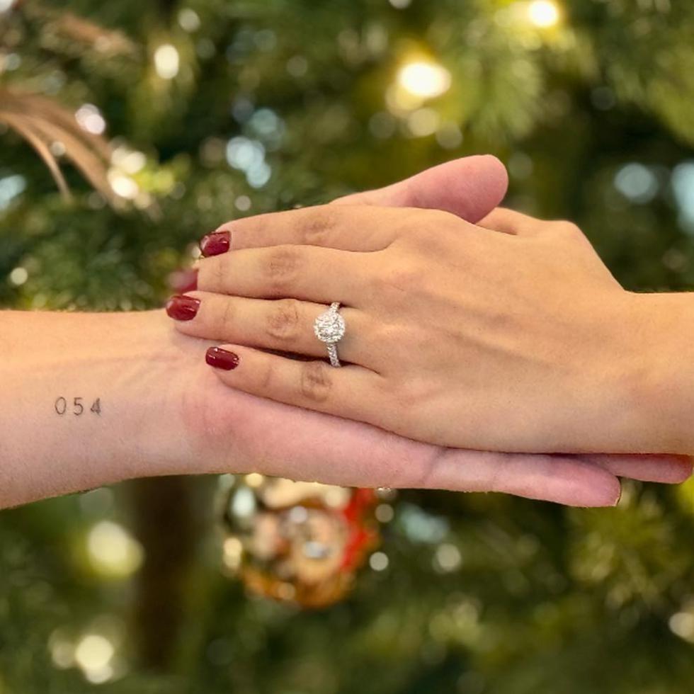 El anillo que luce la novia de Francisco Parés.