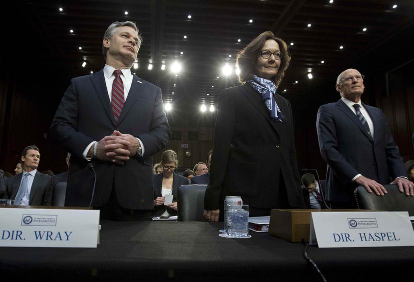 Izquierda a derecha, el director del FBI Christopher Wray, la directora de la CIA Gina Haspel y el director de Inteligencia Nacional Daniel Coats se aprestan a declarar ante la Comisión de Inteligencia del Senado. (AP)