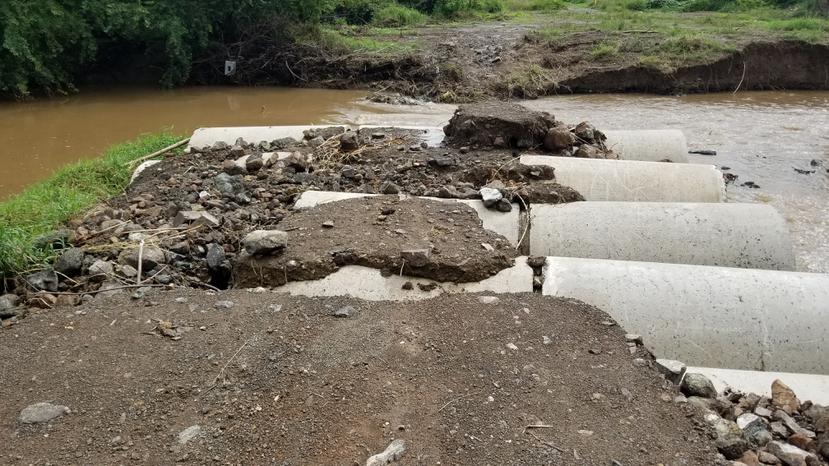 Según Alvarado, recientemente se encontró que se colocaron de forma rústica 7 tubos de hormigón, lo que se conocen comúnmente como macarrones, para construir un puente en el Río Nigua de Salinas.