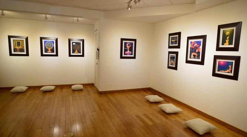 Debajo de cada pieza de  la artista y Master Reiki Carmen Lebrón Anaya se ha colocado  un cojín para que los asistentes mediten.